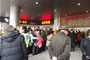 顧客們排起了長(zhǎng)隊(duì)有序地進(jìn)店購(gòu)物。