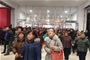 顧客們興高采烈地進(jìn)店購(gòu)物。