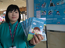 安全知識進商場 青島永旺公益愛心手冊免費發(fā)