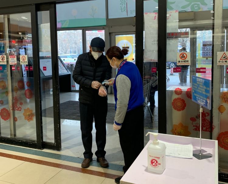 對(duì)來(lái)店顧客測(cè)量體溫，戴好口罩的溫馨提示