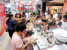 永旺煙臺(tái)購(gòu)物中心舉行"花樣月餅?zāi)銇?lái)做"活動(dòng)