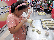 永旺煙臺(tái)購(gòu)物中心舉行"花樣月餅?zāi)銇?lái)做"活動(dòng)