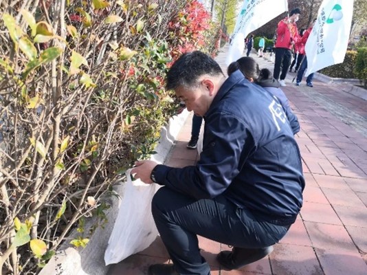 香港中路街道黨史學(xué)習(xí)教育“我為群眾辦實(shí)事”實(shí)踐活動(dòng)啟動(dòng)儀式暨“微光成炬 志愿同行”青島永旺環(huán)境衛(wèi)生清掃活動(dòng)